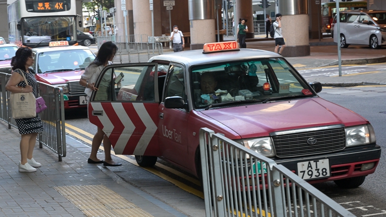 李家超：已有4名的士司機因濫收車資拒載被扣10分