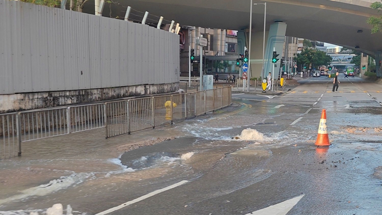 荔枝角道爆鹹水管 往葵涌方向近通州街慢線及中線暫時(shí)封閉