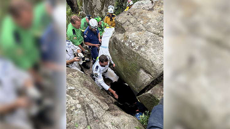 巨石縫中倒掛七小時！澳女為救手機險象環(huán)生 終獲救