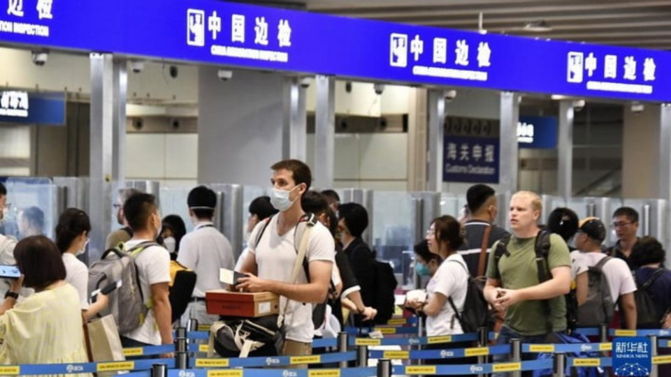 鄧炳強(qiáng)：約2萬(wàn)非中國(guó)籍香港永久性居民獲發(fā)來(lái)往內(nèi)地通行證