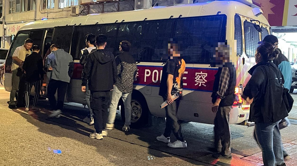 警紅磡破百家樂(lè)賭檔 拘11名男女檢賭具