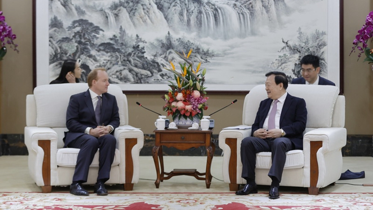 夏寶龍會見多名香港大班 強調(diào)中央堅定不移貫徹「一國兩制」 全力支持香港保持獨特地位和優(yōu)勢