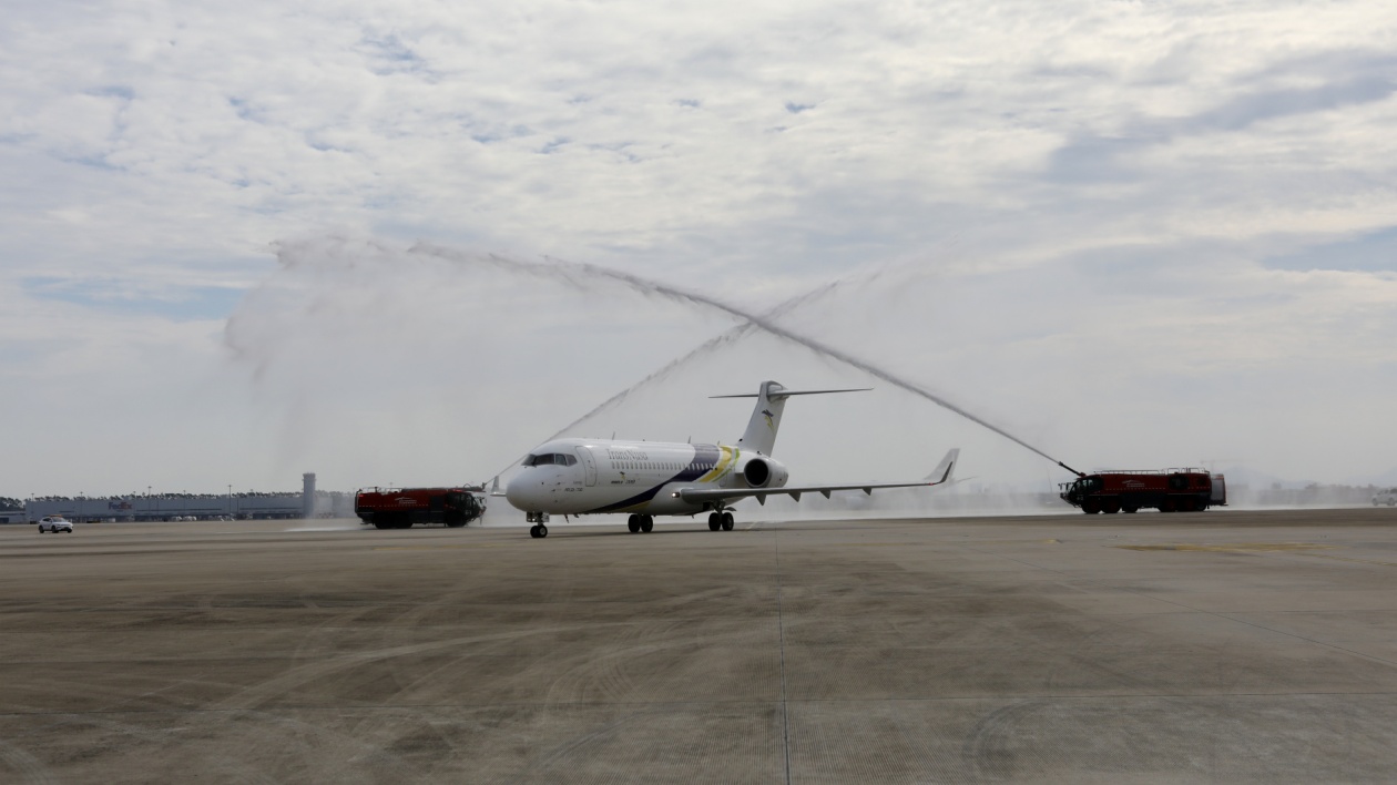 有片∣ARJ21飛機(jī)運(yùn)營(yíng)的最長(zhǎng)商業(yè)航線 印尼美娜多至廣州成功首航