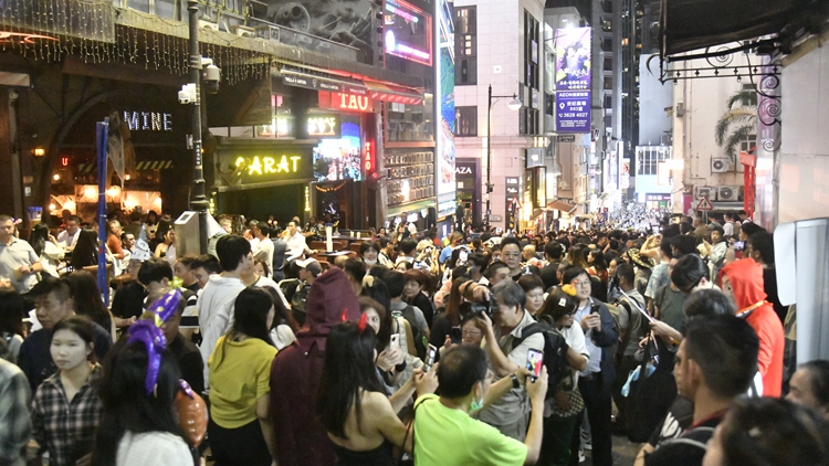 圖集｜大批市民盛裝打扮 參與蘭桂坊萬聖節(jié)活動