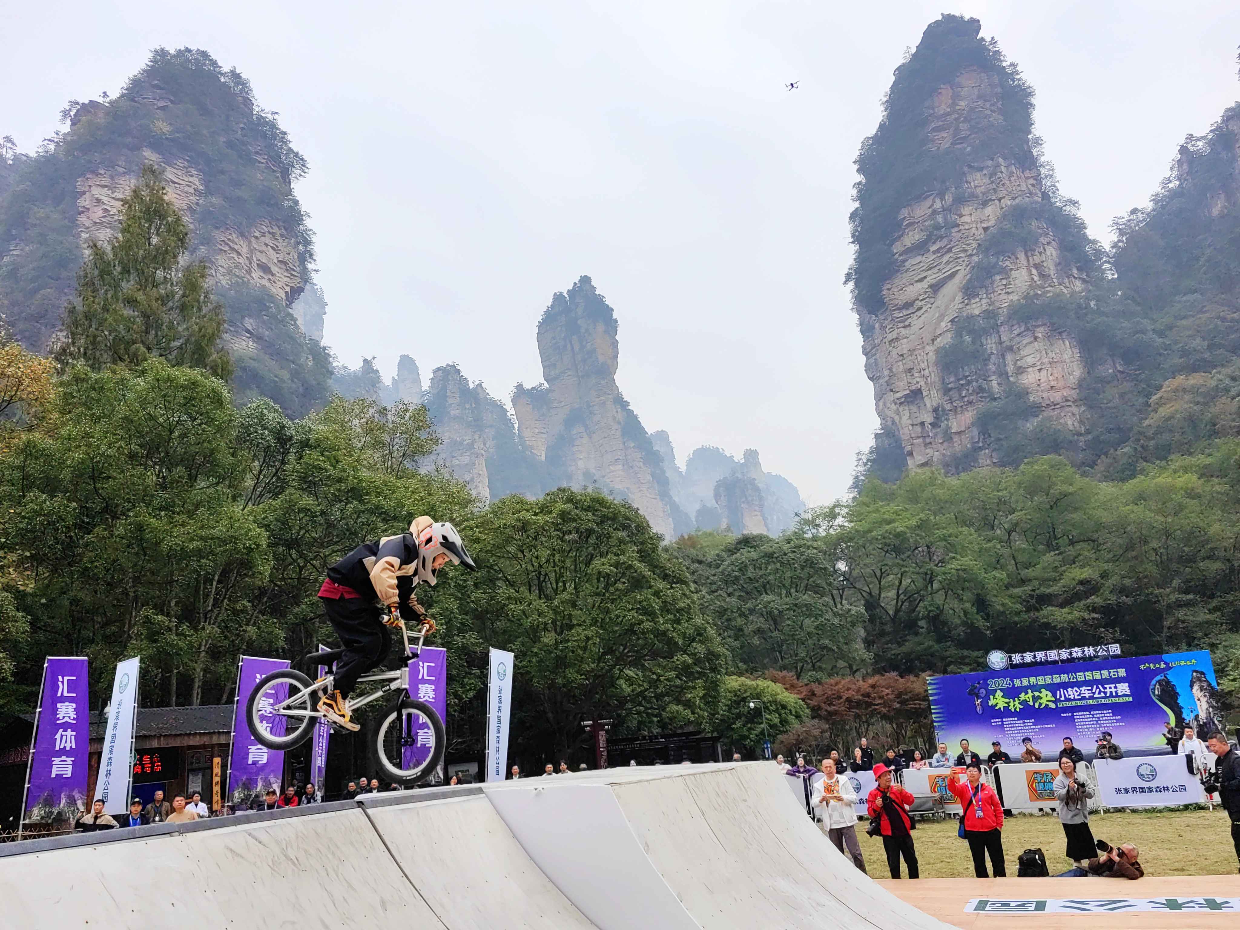 60名中外小輪車手峰林對(duì)決張家界黃石寨