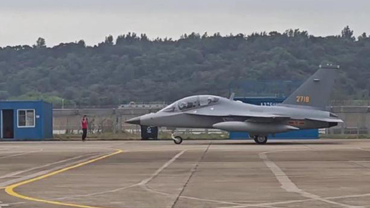 2架教-10抵達(dá)珠海參加中國(guó)航展