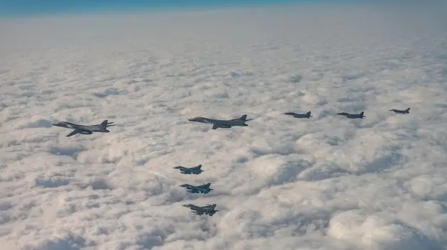 韓美日舉行聯(lián)合空中演習(xí) 美B-1B戰(zhàn)略轟炸機參演