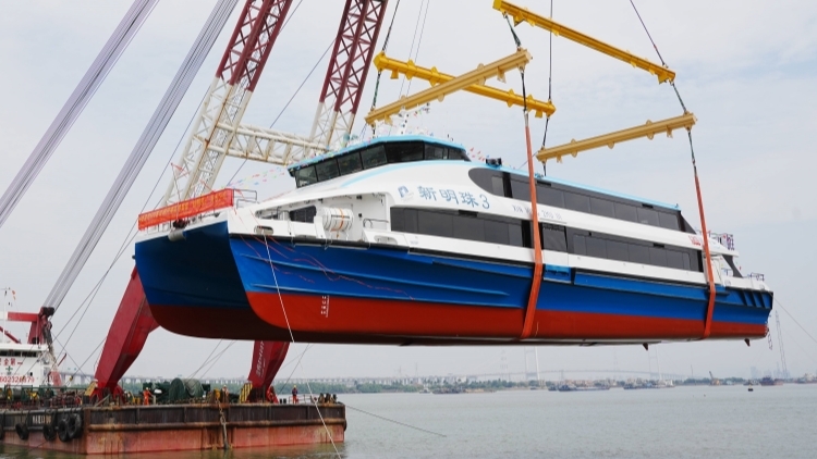 我國(guó)最大載客量碳纖客船下水 可在8級(jí)風(fēng)況下安全航行