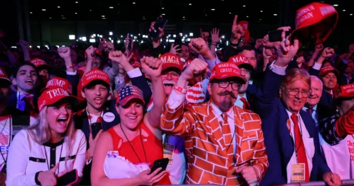 特朗普支持者們激情擁抱 慶祝選舉結(jié)果