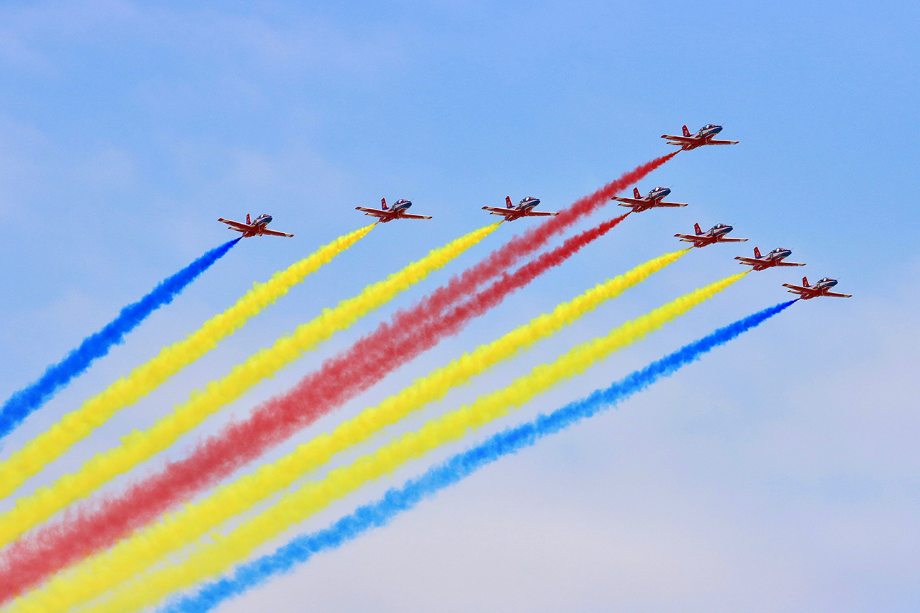 將翱翔珠海藍天！「紅鷹」、 殲-15T抵達珠海參加中國航展