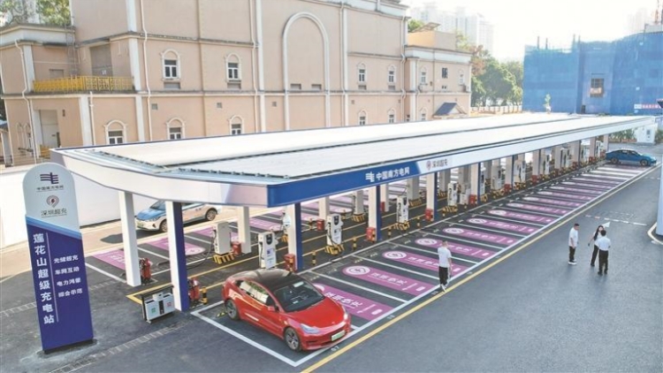 單樁最快每分鐘充10度電！全國(guó)首個(gè)「光儲(chǔ)超充+車網(wǎng)互動(dòng)+電鴻」示範(fàn)站在深投運(yùn)