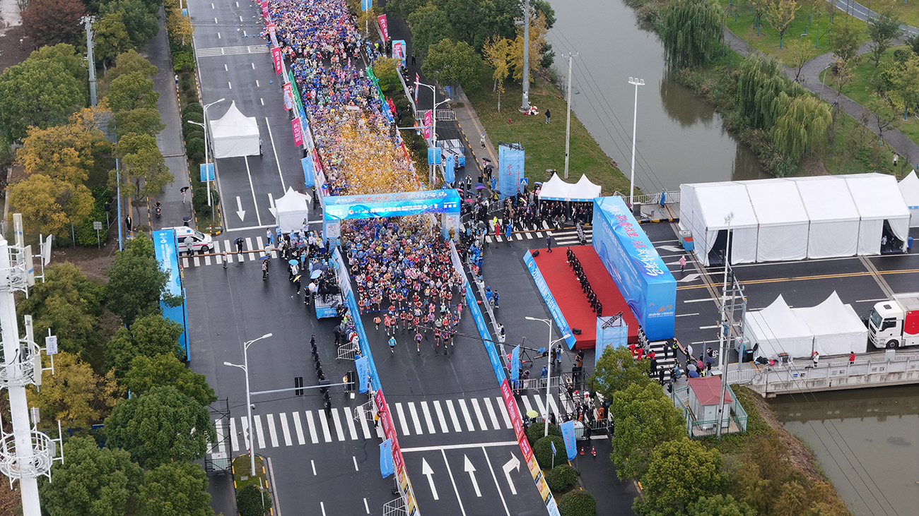萬餘名馬拉松愛好者跑進(jìn)「張謇故里 詩(shī)畫海門」