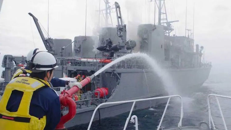 日本海上自衛(wèi)隊(duì)幕僚長(zhǎng)稱起火船艇或?qū)⒊翛](méi) 仍有1人下落不明