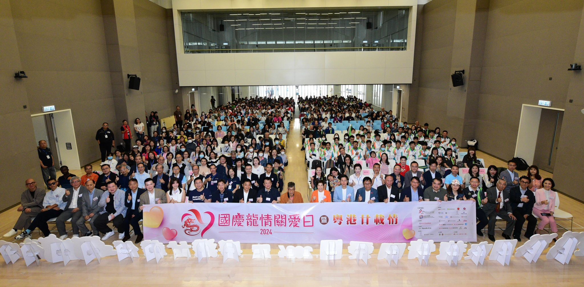 國(guó)慶龍情關(guān)愛(ài)日義工探訪400戶長(zhǎng)者