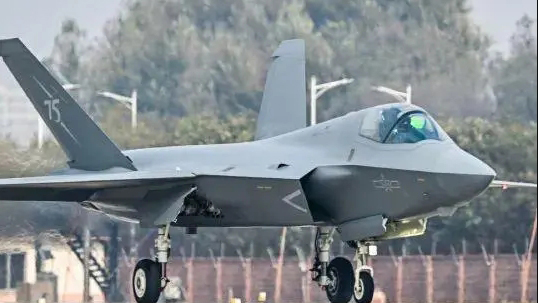 一上來(lái)就翻筋斗！殲-35A航展首秀