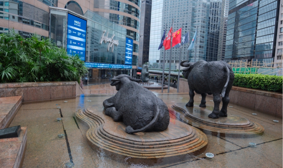 港股首度「打風(fēng)不停市」低收387點(diǎn) 政府形容「打風(fēng)不停市」為里程碑 券商：交易運(yùn)作如常