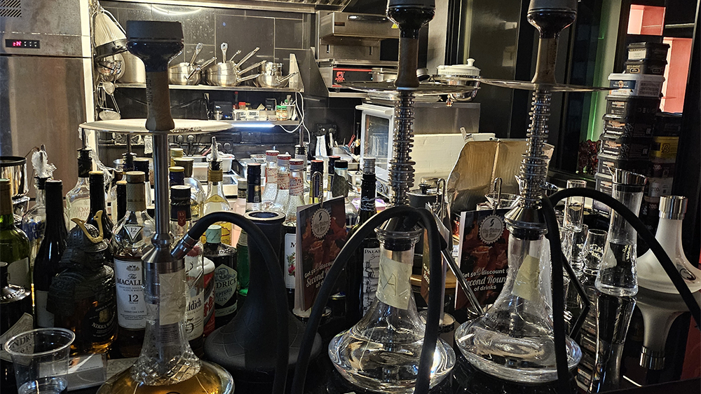 控?zé)熅妻k旺角打擊非法吸食水煙 發(fā)兩張定額罰款通知書(shū)