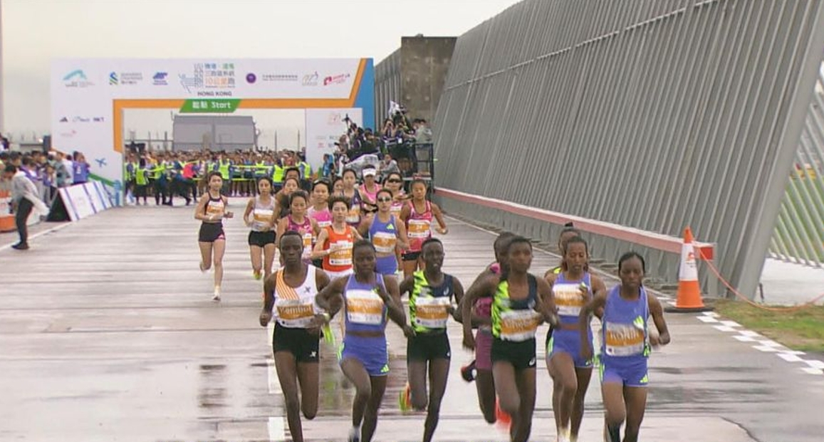 機(jī)場(chǎng)三跑?chē)?guó)際賽女子10公里精英賽完賽 肯亞選手奪冠