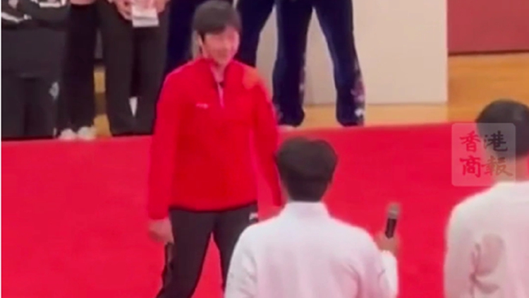 有片｜全紅嬋與華中師大學(xué)生一起玩「你比劃我猜」遊戲