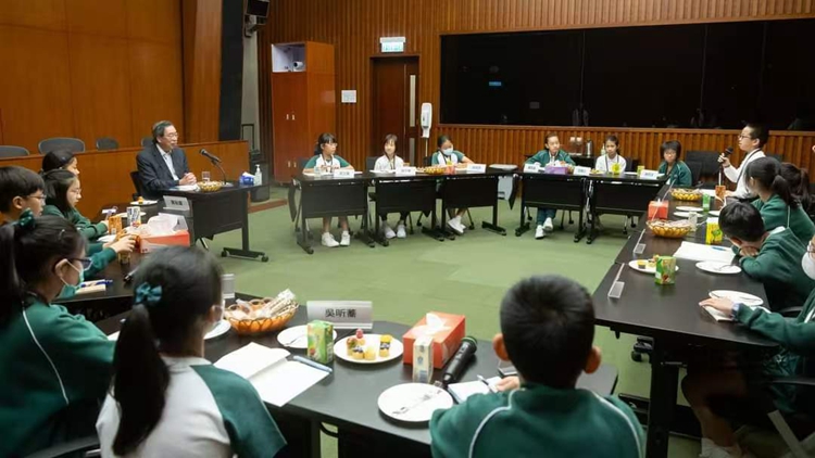 梁君彥與小學(xué)生茶敍暢談 指青少年是社會(huì)將來生力軍