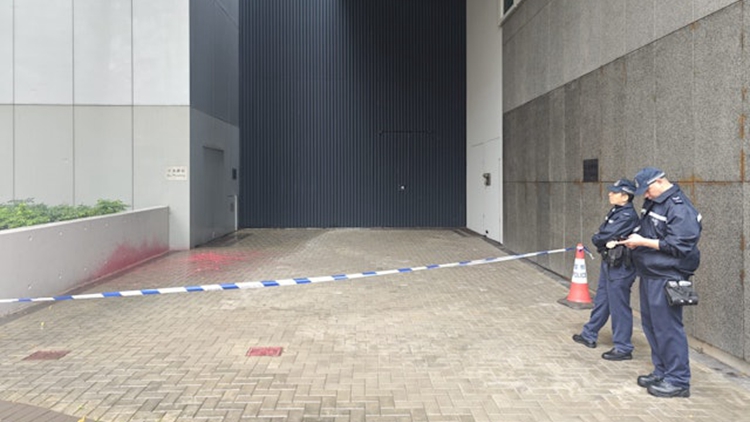 政府總部外花槽遭淋潑紅油 特區(qū)政府表示強(qiáng)烈譴責(zé)