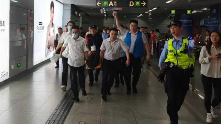 市民點(diǎn)讚！男子地鐵站倒地不起 深鐵員工接力急救挽回一命