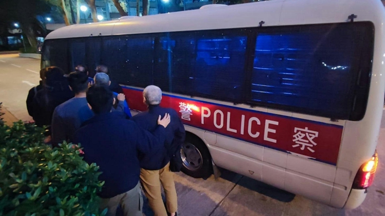 警方聯(lián)同房屋署沙田打擊街頭賭聚 拘捕12人