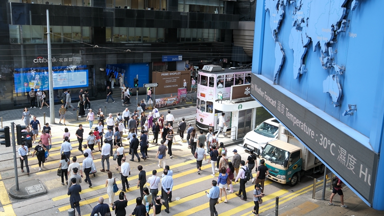 今年首10月各項人才計劃收近18萬宗申請 近12萬宗獲批 7.5萬人才已到港