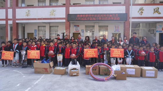 港澳桂籍青年走進(jìn)河池瑤寨小學(xué) 共築民族教育夢