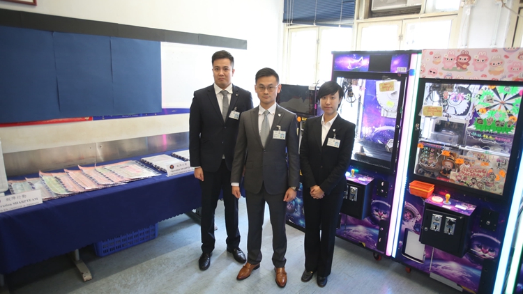 警方打擊黑社會操控賭博場所 拘捕110人 首次發(fā)現(xiàn)夾公仔機(jī)賭檔