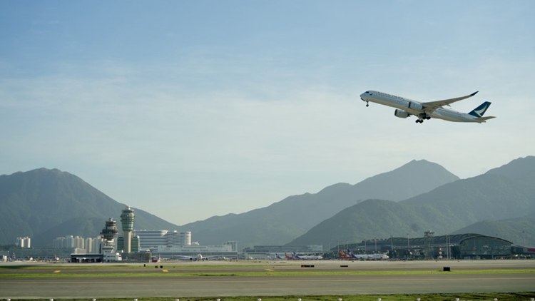 歷時(shí)13年造價(jià)1415億元 機(jī)場(chǎng)三跑系統(tǒng)正式啟用 李家超對(duì)航空業(yè)提出三要求