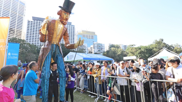 有片 |「渣打藝趣嘉年華2024」壓軸巡遊　10座巨型木偶現(xiàn)身銅鑼灣鬧市