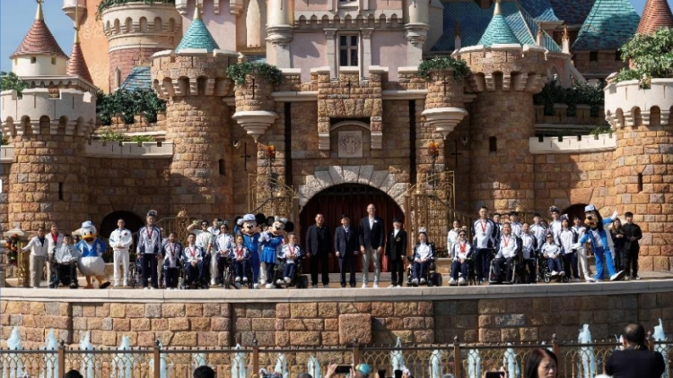 迪士尼樂(lè)園度假區(qū)舉行2024國(guó)際復(fù)康日暨殘奧會(huì)中國(guó)香港代表團(tuán)祝捷慶典