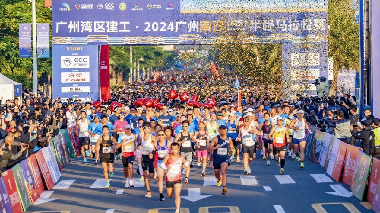 全城沸騰，南沙首屆馬拉松賽激情開跑！1.5萬(wàn)名跑者感受美麗南沙賽道