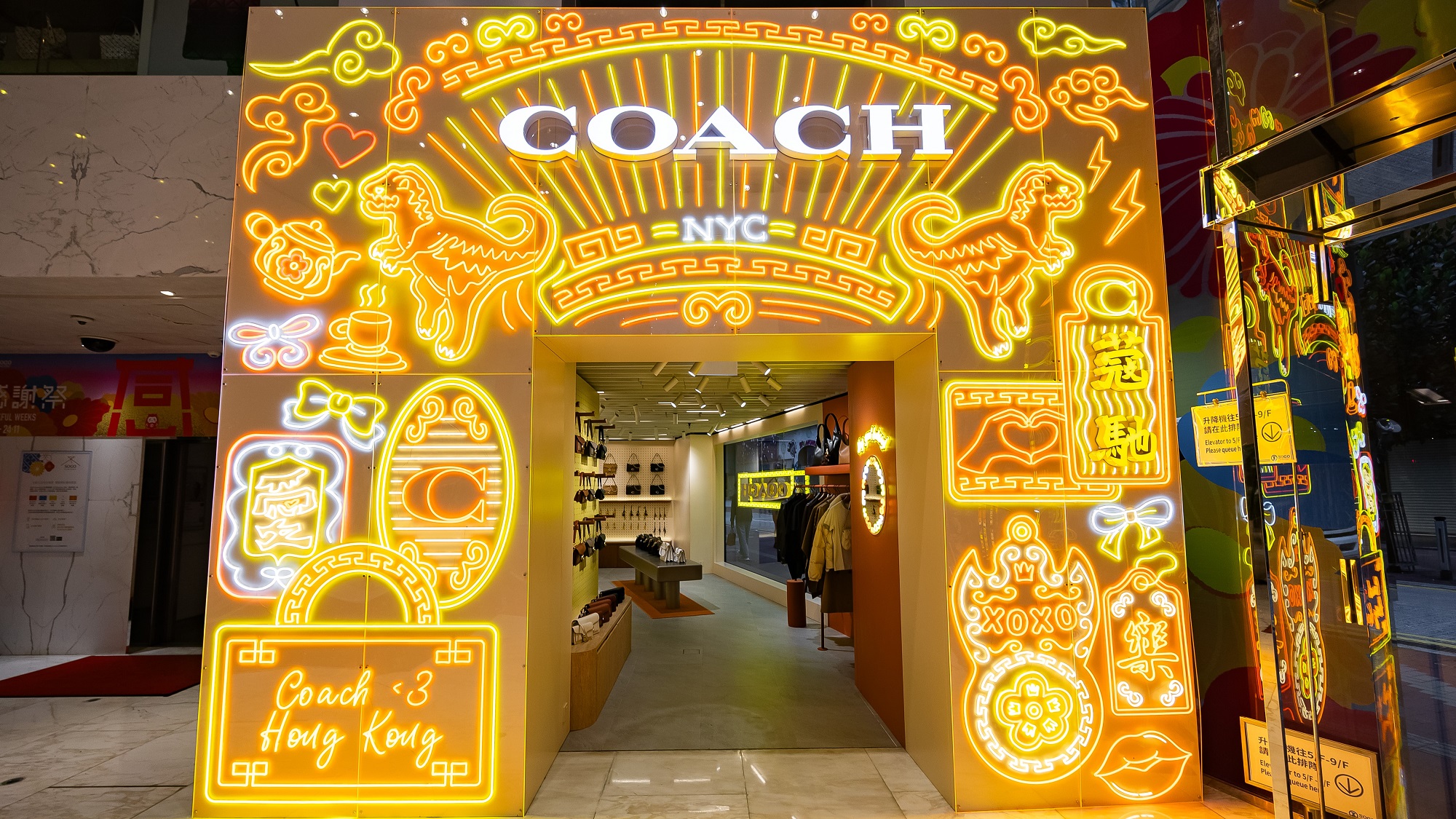 【時尚】霓虹燈主題限定店 挑選應(yīng)節(jié)冬日手袋