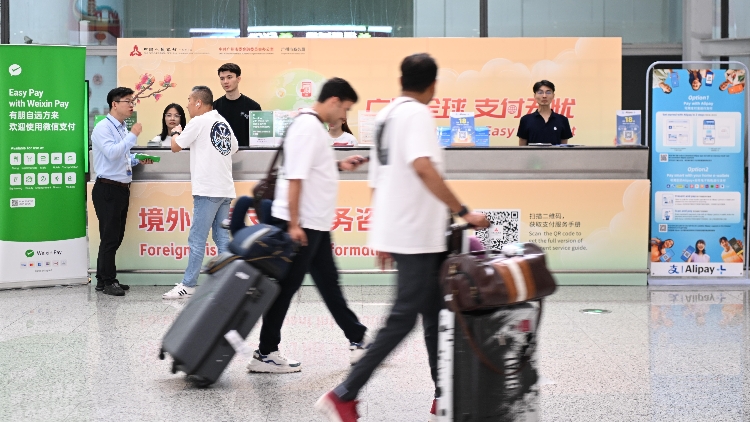 免簽政策實(shí)施一年 白雲(yún)邊檢驗(yàn)放入境人員超74萬人次