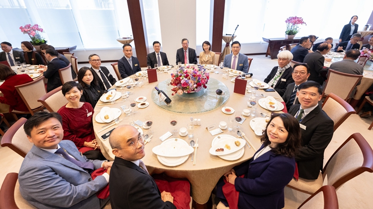 李家超率官員及行會(huì)成員赴立法會(huì) 與議員共晉午宴 互動(dòng)交流