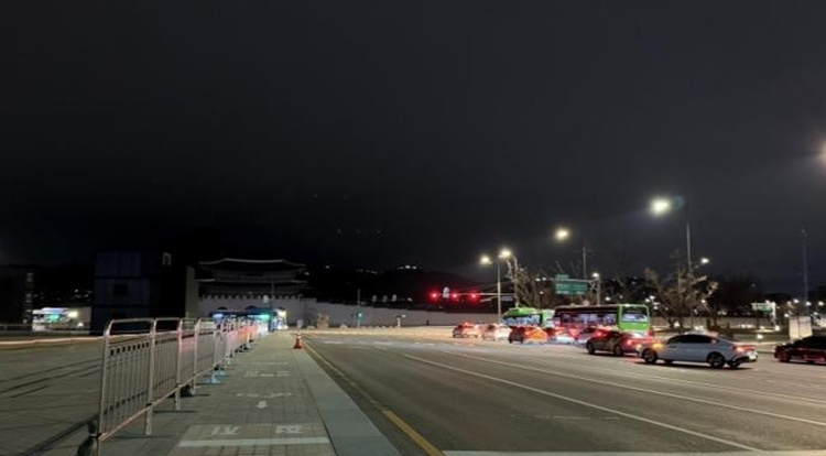 韓國(guó)民眾回顧戒嚴(yán)令當(dāng)晚：「深感不安，只在電影裏見過(guò)」