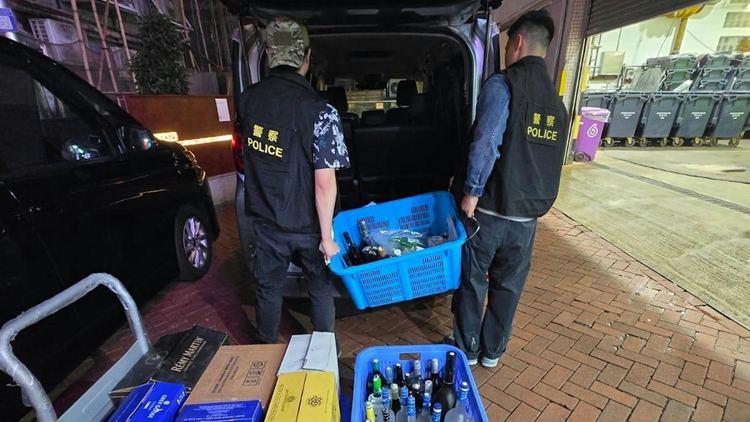 警方搜查蘭桂坊無(wú)牌酒吧 拘捕男負(fù)責(zé)人及19歲女職員