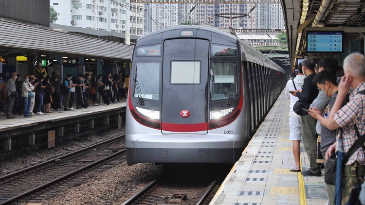 港鐵合資格單身全職員工可提名1名親友免費(fèi)乘車(chē) 下月起實(shí)施