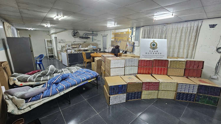 落馬洲鐵皮場變私煙倉 海關拘2內(nèi)地男 檢值281萬元香煙