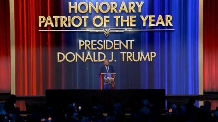 特朗普獲?？怂剐侣勵C「年度愛國者」獎：我們要讓美國再次偉大