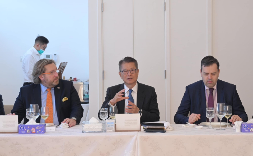 陳茂波接待訪港12國(guó)代表團(tuán) 介紹香港最新經(jīng)濟(jì)情況和發(fā)展方向