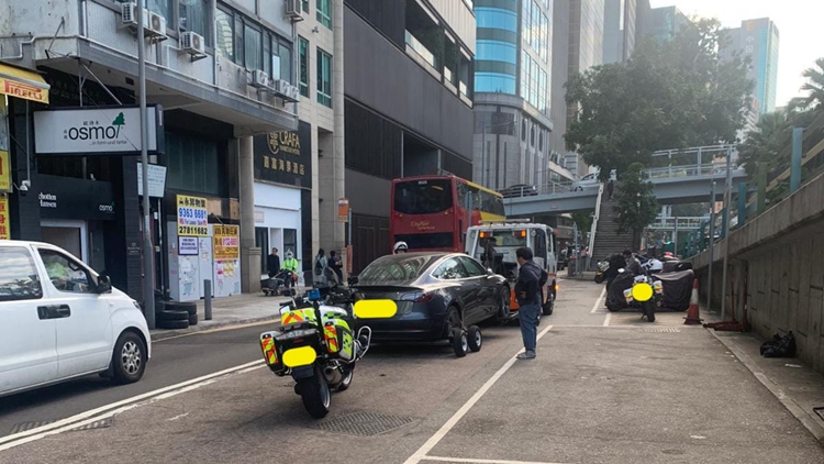 警方灣仔打擊交通違例 發(fā)出606張告票 涉嫌違例泊車等