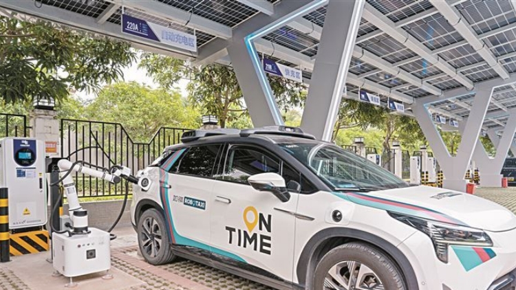 無(wú)人汽車「自己」充電 大灣區(qū)「旗艦超充站」來啦！