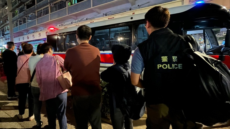 警方黃大仙破非法賭場(chǎng) 拘捕9名男女