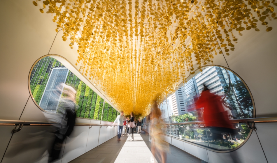 中環(huán)The Henderson行人天橋化身80米金色長廊 25萬塊閃爍珠片打造聖誕藝術(shù)裝置