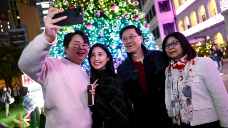 李家超到灣仔落區(qū)賞燈飾 與內(nèi)地和外國遊客迎佳節(jié)