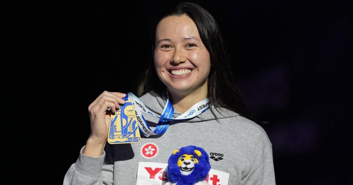 何詩(shī)蓓短池世錦賽200米自由泳奪金 羅淑佩祝賀：展現(xiàn)名將實(shí)力