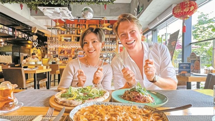 為何「漂」到深圳當(dāng)掌櫃？深圳視頻作者預(yù)備訪百位外國(guó)餐廳老闆